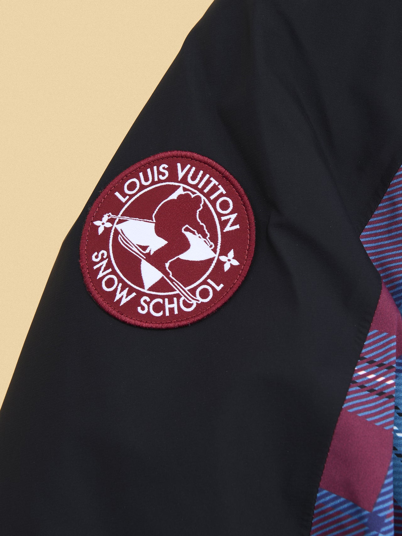 「ルイ・ヴィトン」で この冬買うべき名作ダウンジャケット/ダウン スキージャケットの右腕のワッペン