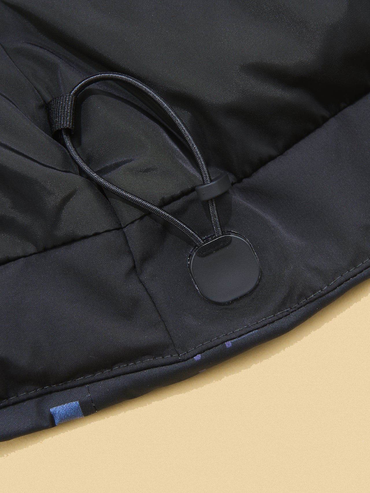 「ルイ・ヴィトン」で この冬買うべき名作ダウンジャケット/ダウン スキージャケットの裾のドローコード