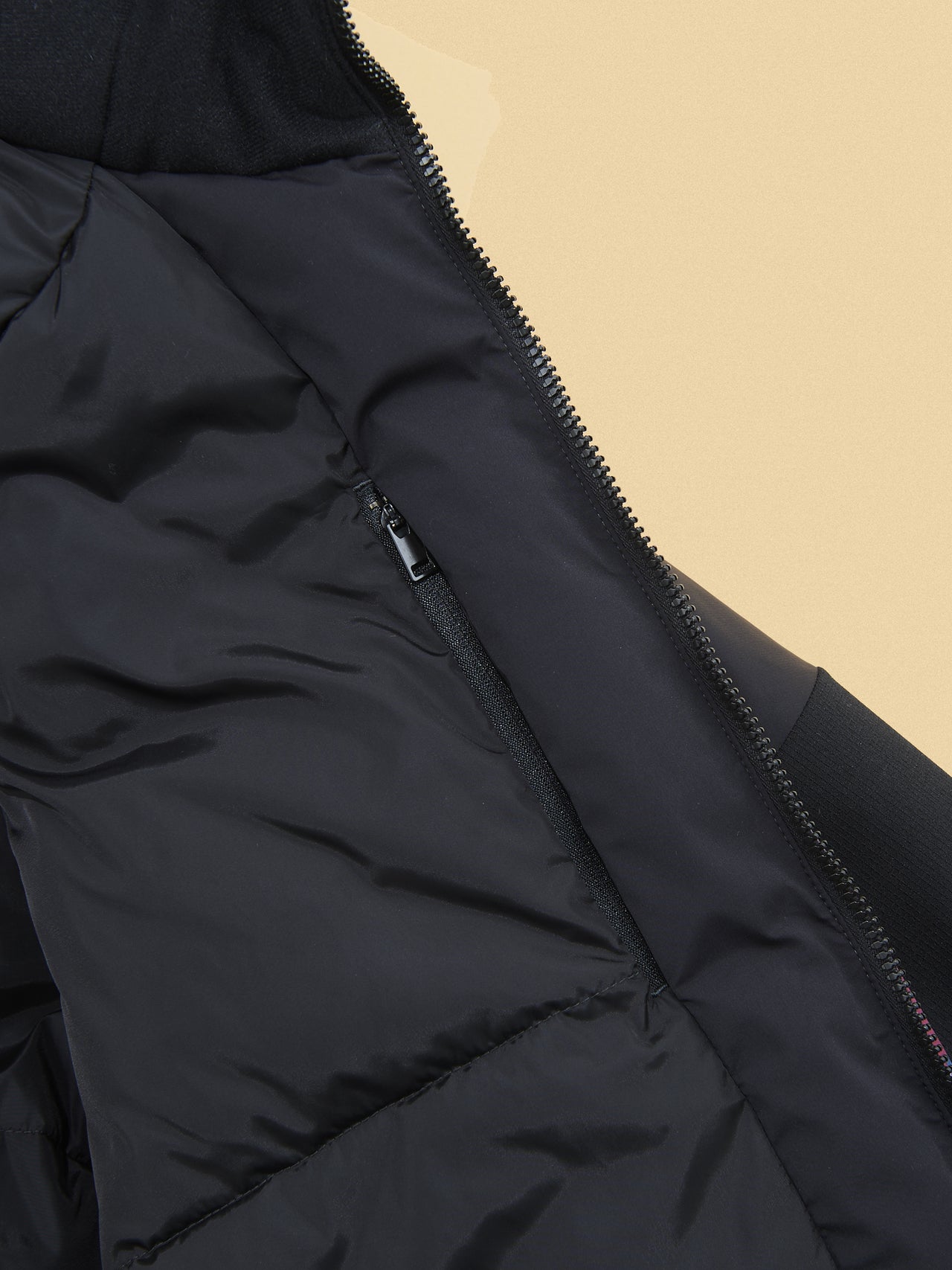 「ルイ・ヴィトン」で この冬買うべき名作ダウンジャケット/ダウン スキージャケットの内側のジップポケット