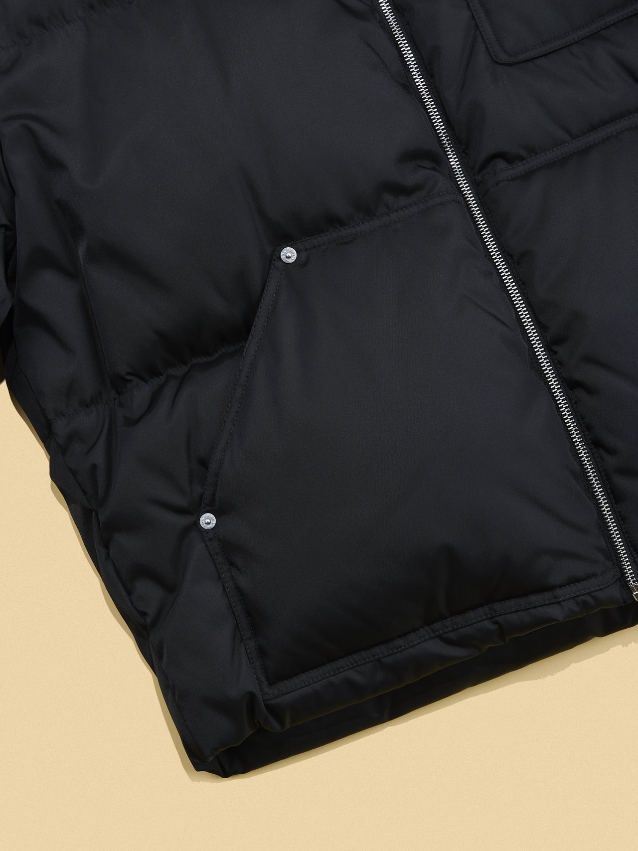 「プラダ」でこの冬押さえたい名作ダウンジャケット クロップド Re-Nylon ダウンジャケットのフロントポケット