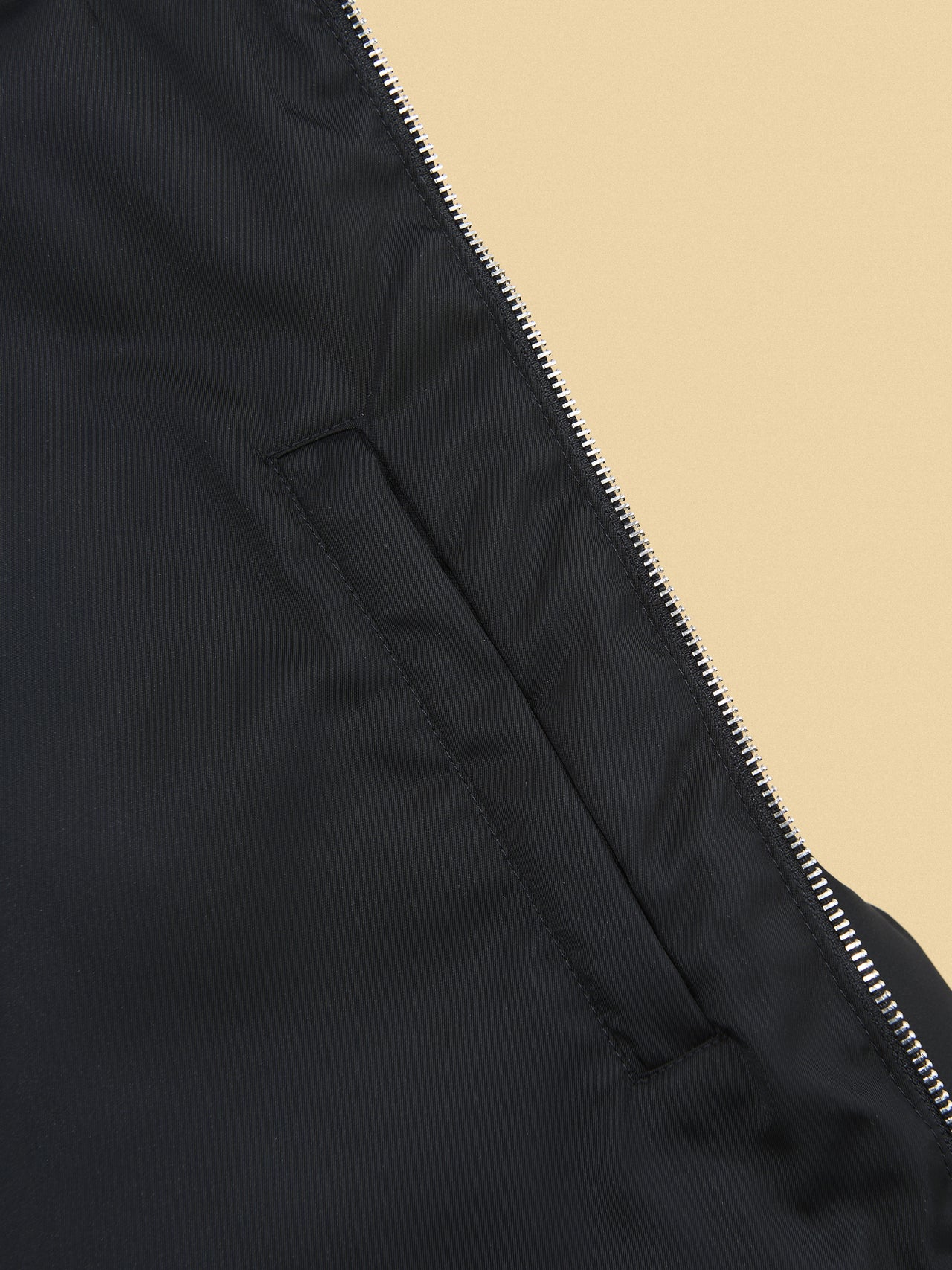 「プラダ」でこの冬押さえたい名作ダウンジャケット クロップド Re-Nylon ダウンジャケットの内側のジップポケット