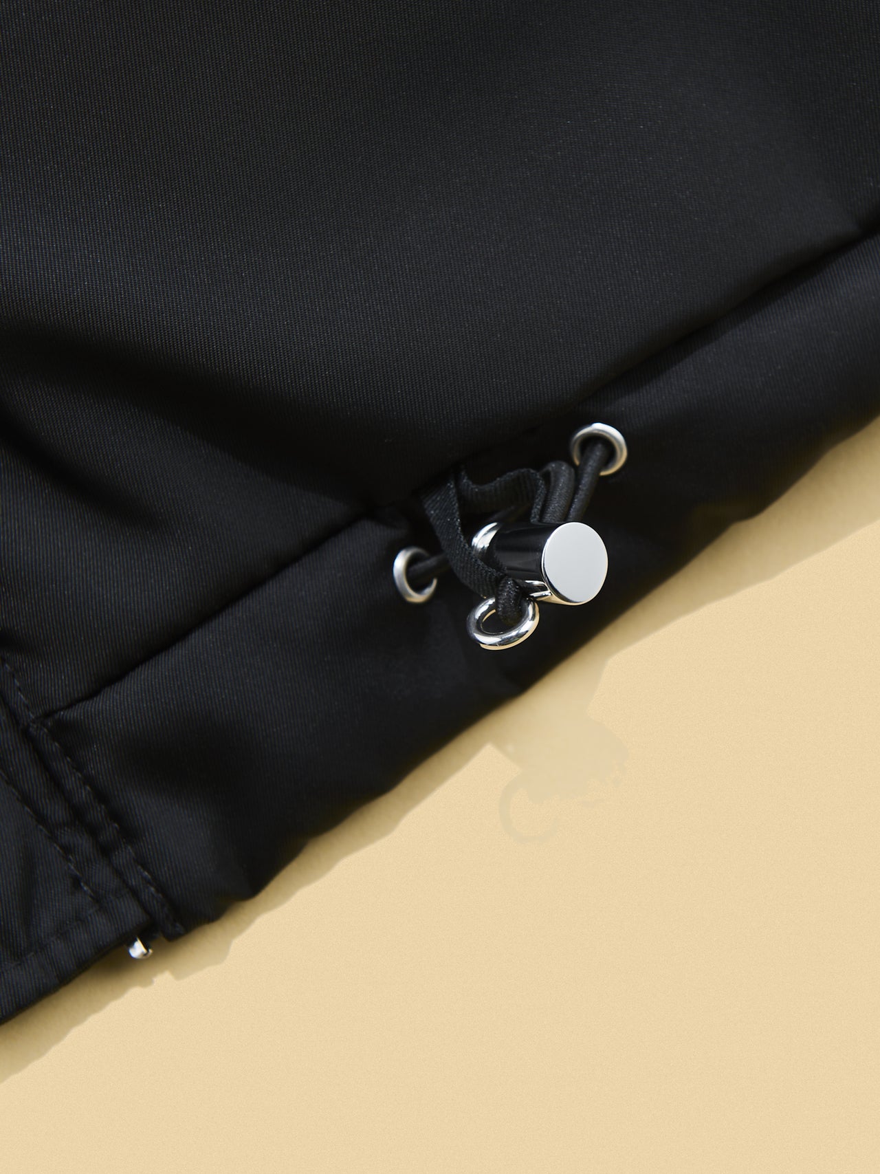 「プラダ」でこの冬押さえたい名作ダウンジャケット クロップド Re-Nylon ダウンジャケットの裾のドローコード