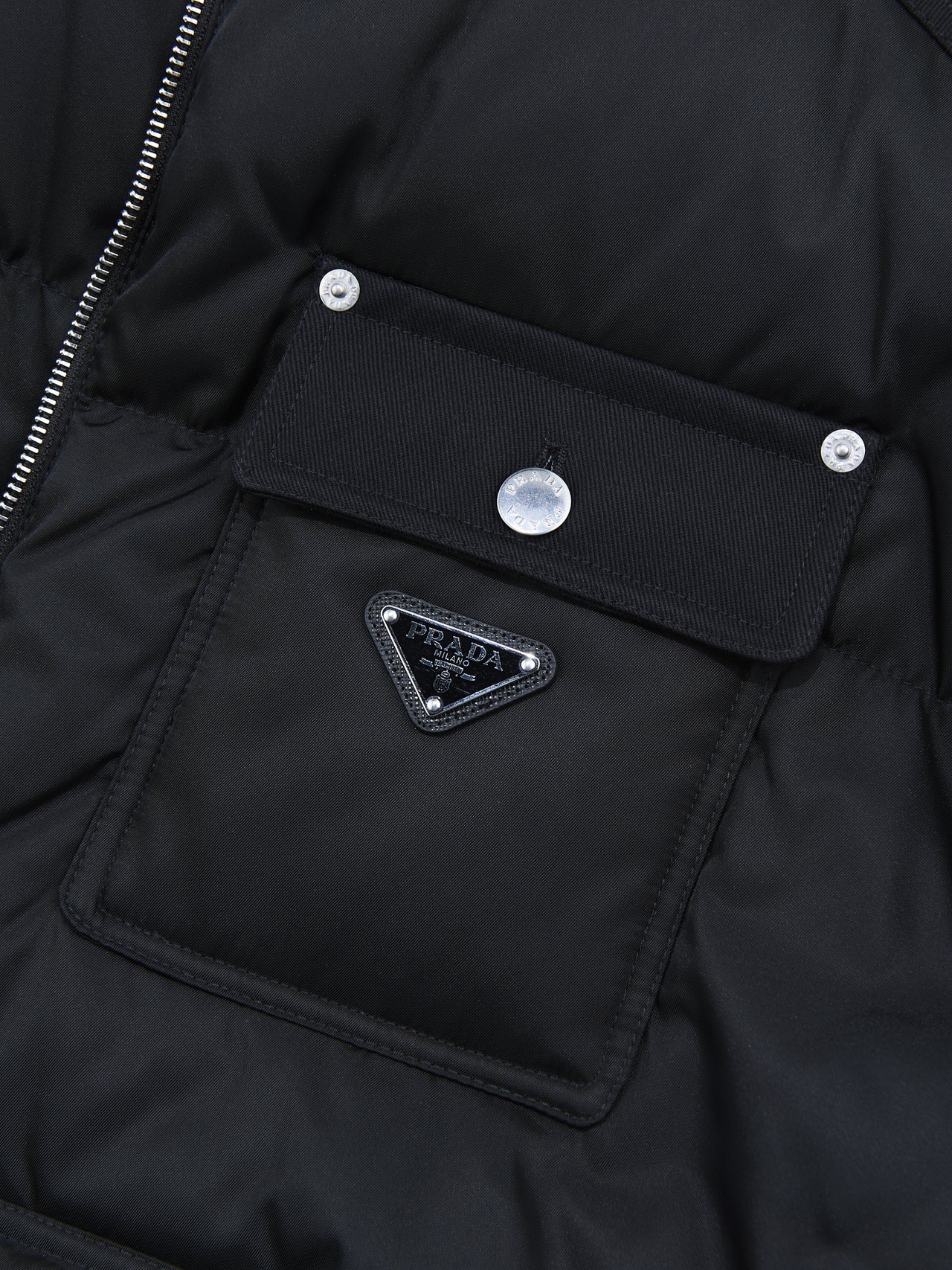 「プラダ」でこの冬押さえたい名作ダウンジャケット クロップド Re-Nylon ダウンジャケットのフロントポケット