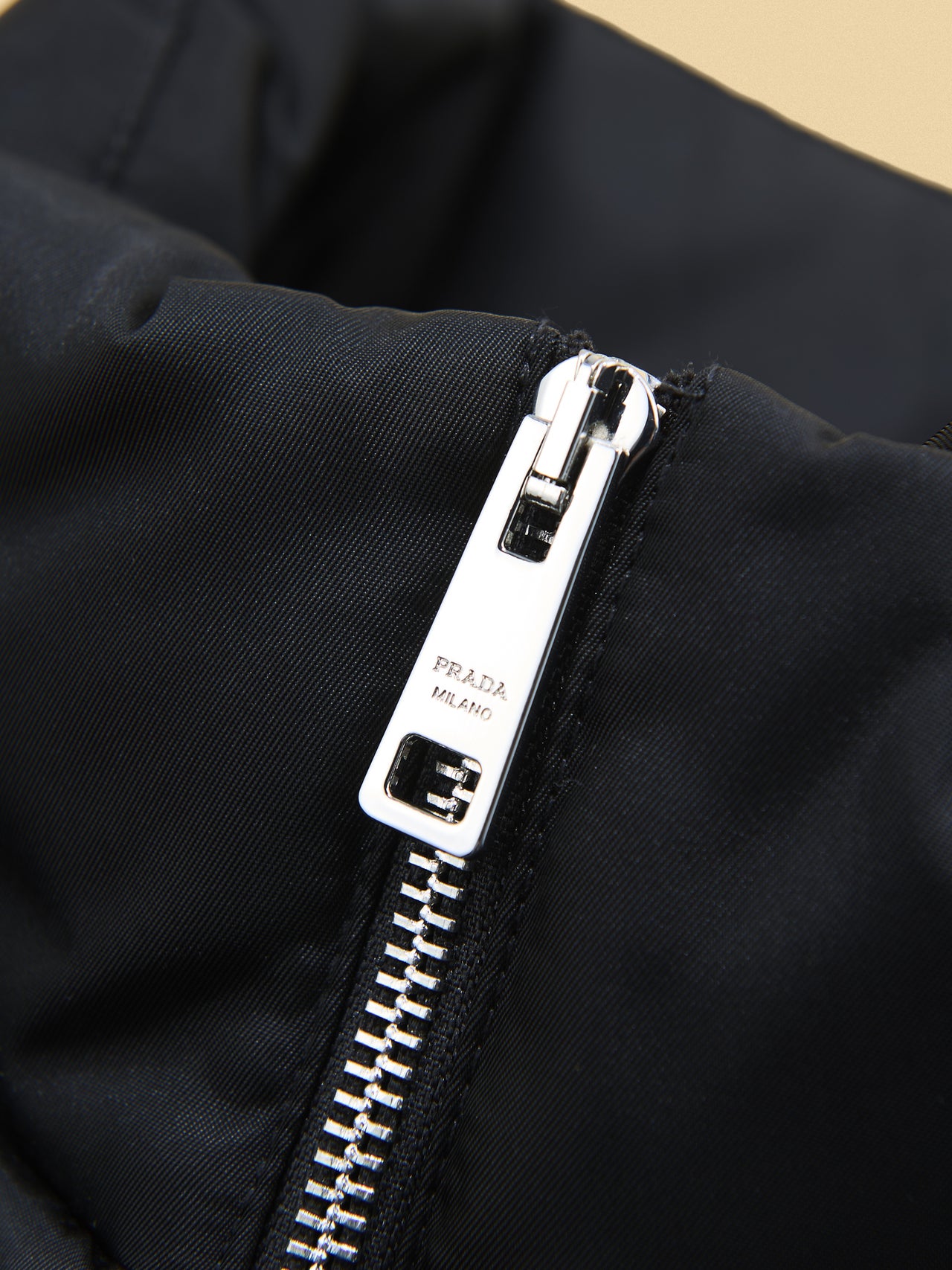 「プラダ」でこの冬押さえたい名作ダウンジャケット クロップド Re-Nylon ダウンジャケットのジッププル