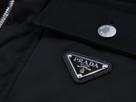 「プラダ」で今すぐ買うべきダウンジャケットは黒い“Re-Nylon”。着膨れせずにソリッドなのに保温性は抜群！［PRADA］