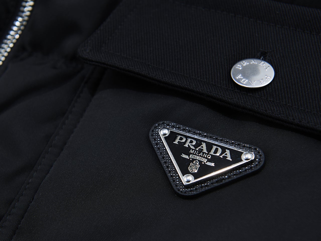 「プラダ」で今すぐ買うべきダウンジャケットは黒い“Re-Nylon”。着膨れせずにソリッドなのに保温性は抜群！［PRADA］