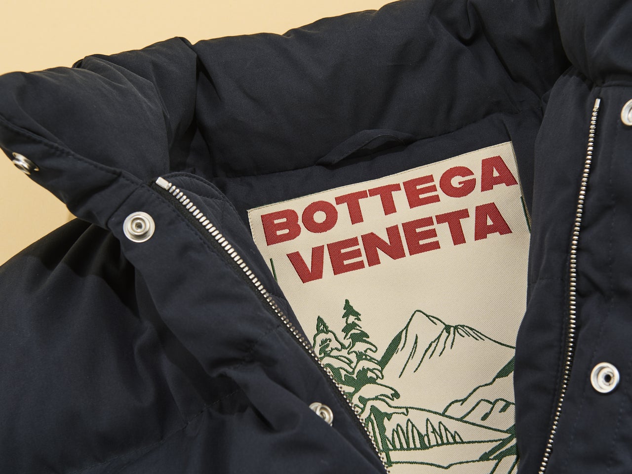 ボッテガ・ヴェネタ」で今すぐ買うべきダウンジャケット。上質レザーと