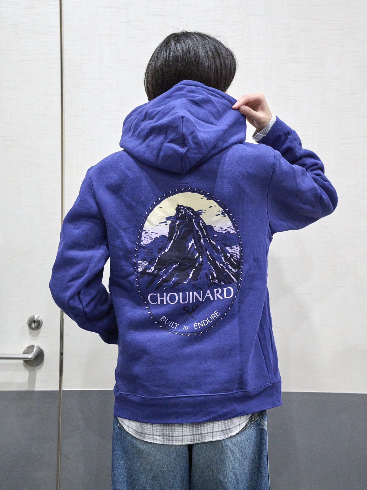 パタゴニアのシュイナード・クレスト・アップライザル・フーディのバックプリント