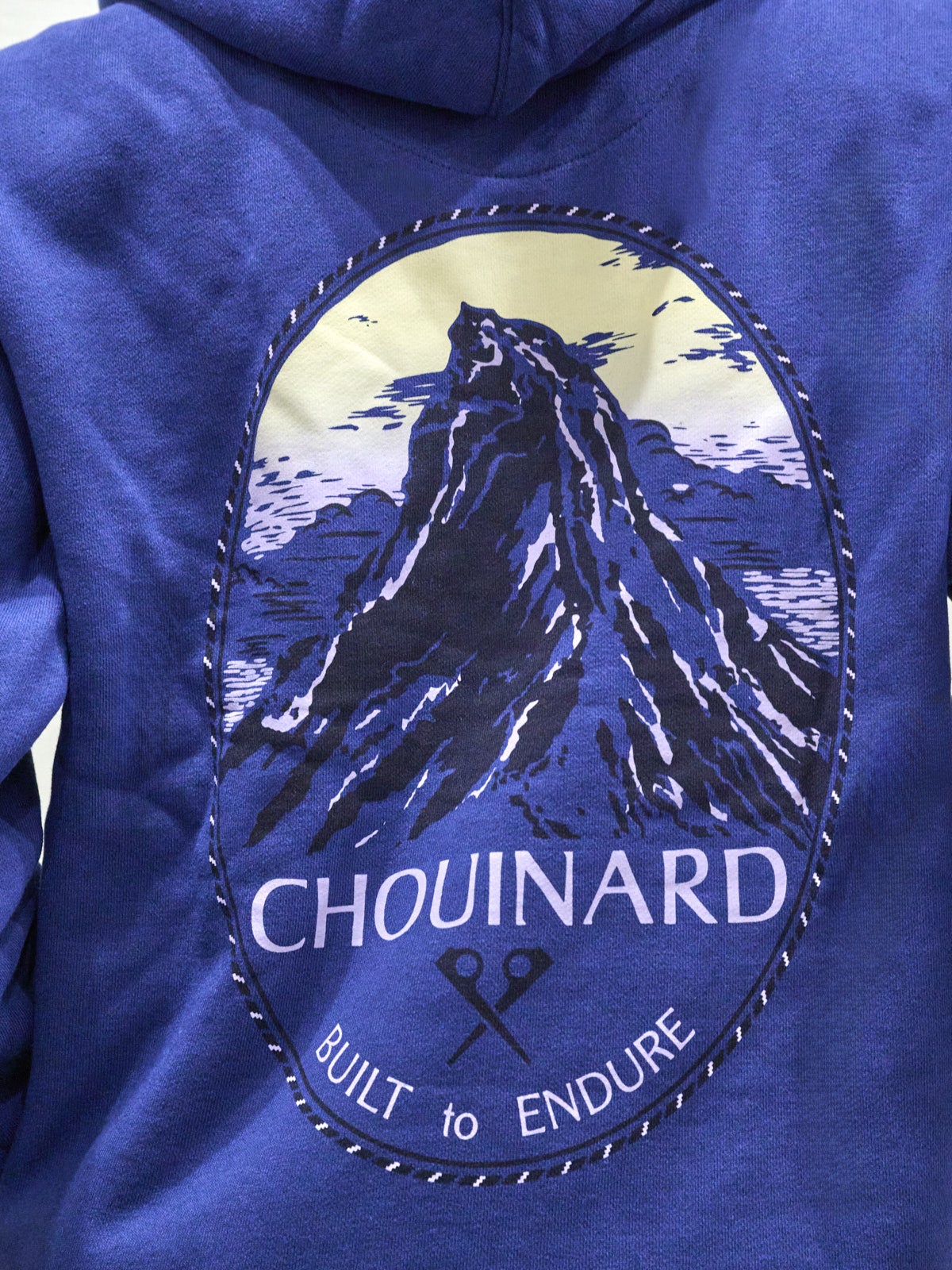 パタゴニアのシュイナード・クレスト・アップライザル・フーディのバックプリントの寄り