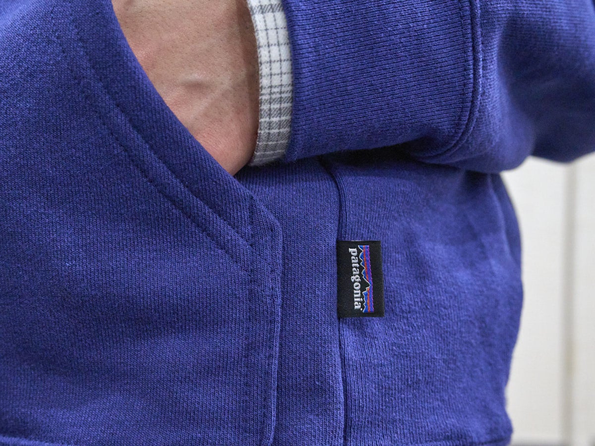 パタゴニアのシュイナード・クレスト・アップライザル・フーディのポケットロゴ