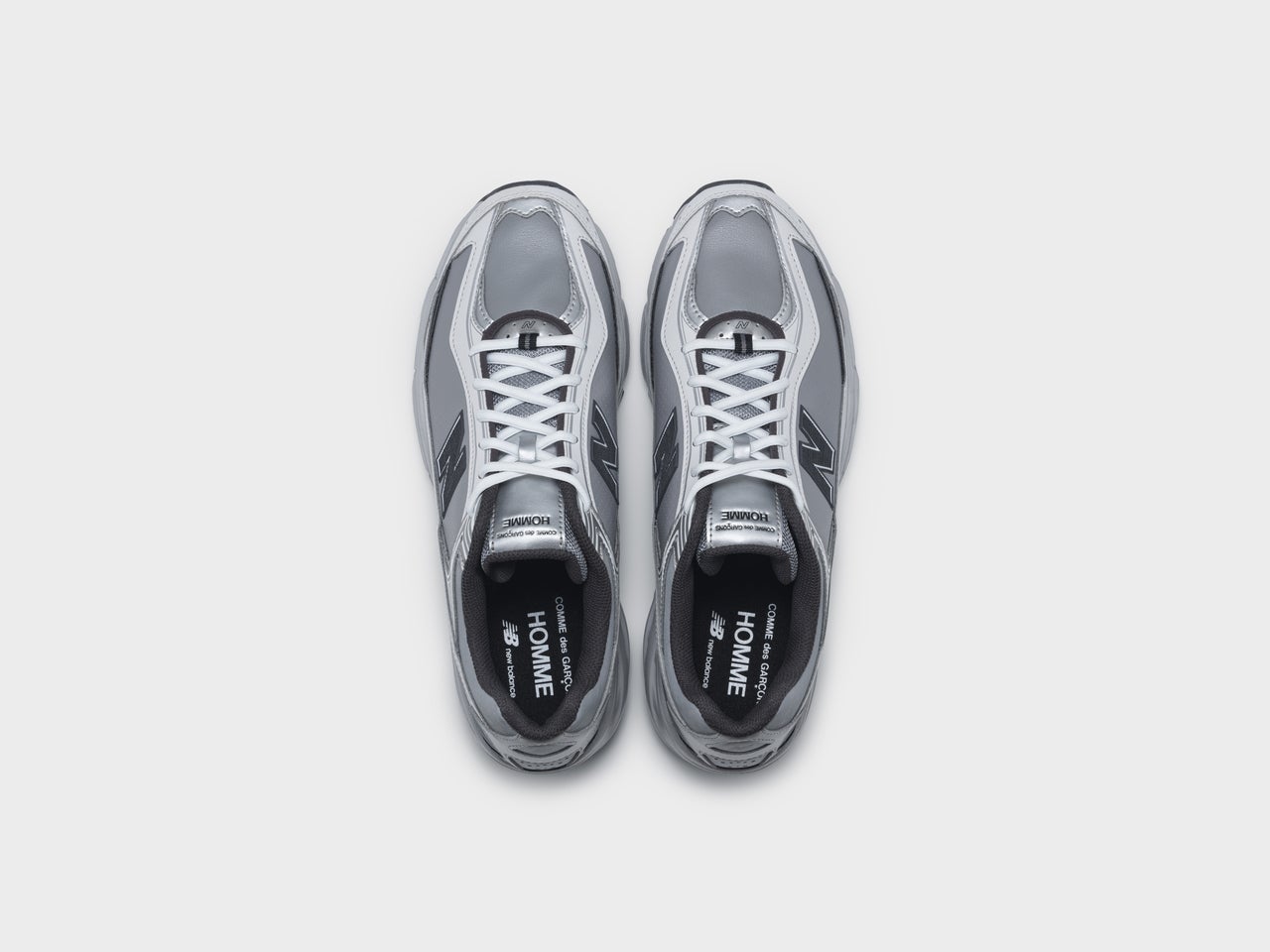 New Balance（ニューバランス） COMME des GARÇONS HOMME （コム デ ギャルソン・オム）コラボ　スニーカー　シルバー　俯瞰