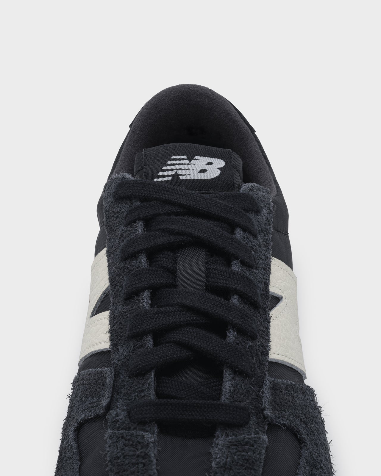 New Balance(ニューバランス)JUNYA WATANABE MAN(ジュンヤ ワタナベ マン) コラボ スニーカー ブラック 正面