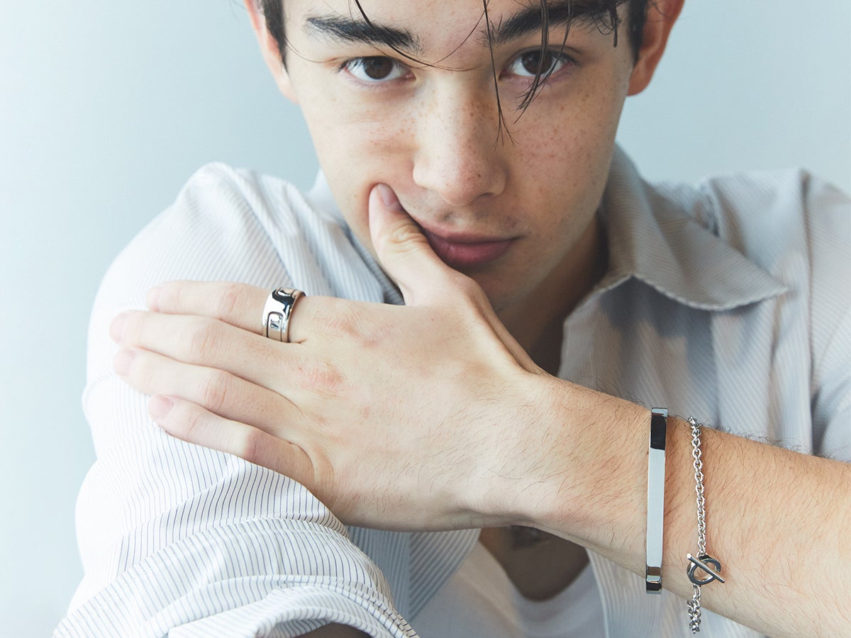 「４℃オムプラス」の魅力をDIG！　トレンドの着こなしを仕上げるのは、いつもジュエリー。