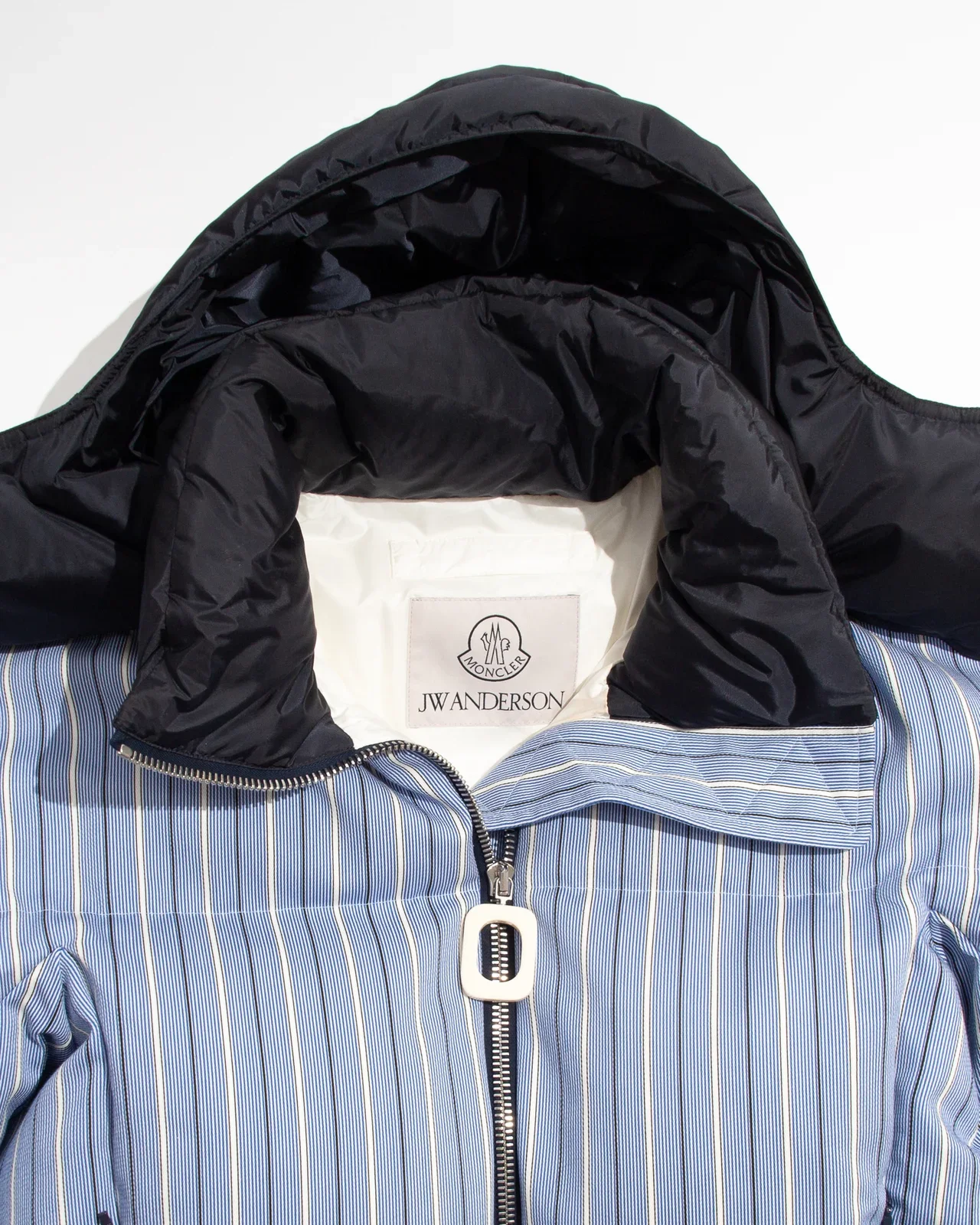 モンクレールとJWアンダーソンのコラボダウンのストライプ