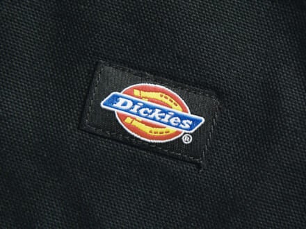 「ディッキーズ」のコラボパンツ、「アシックス」の黒スニーカー、「ルメール」のデニム…本当に欲しいワークアイテム６選！
