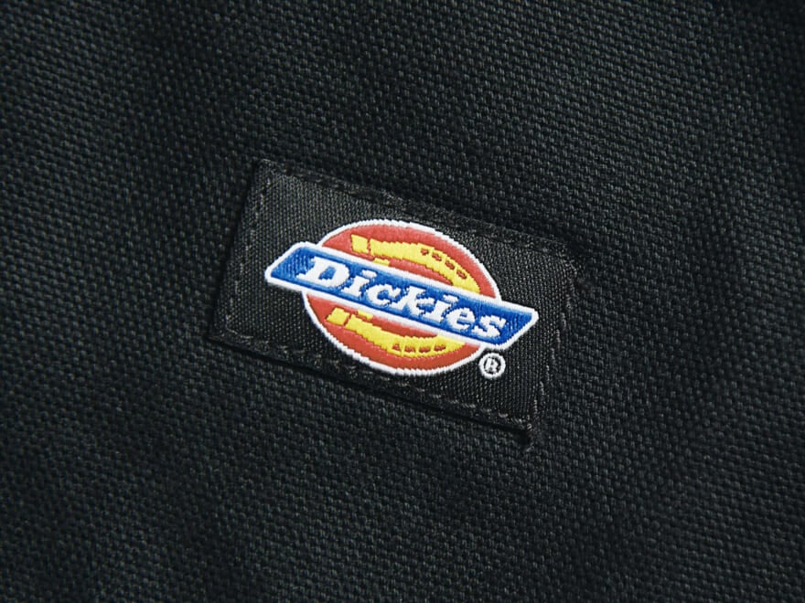 「ディッキーズ」のコラボパンツ、「アシックス」の黒スニーカー、「ルメール」のデニム…本当に欲しいワークアイテム６選！