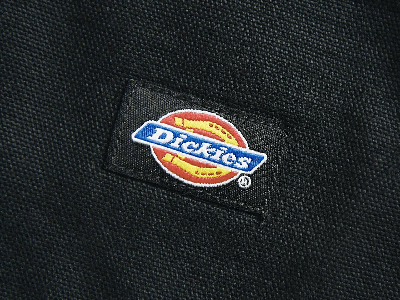 「ディッキーズ」のコラボパンツ、「アシックス」の黒スニーカー、「ルメール」のデニム…本当に欲しいワークアイテム６選！