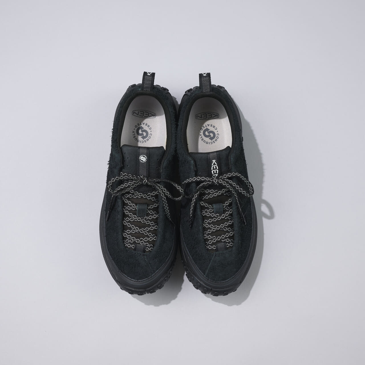 エディターが愛用するKEEN(キーン)の黒スニーカー「ケーエス ミノ」のアッパー