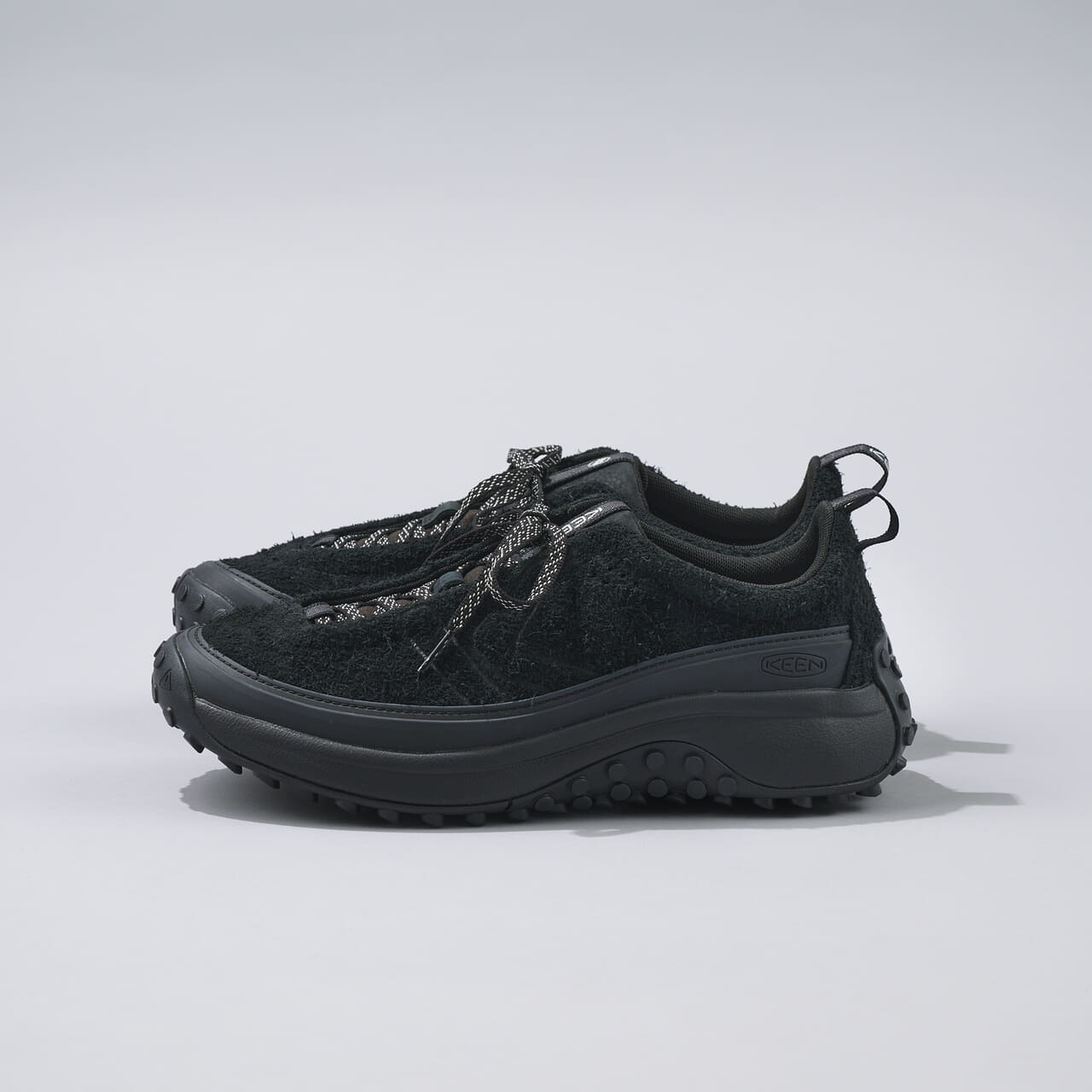 エディターが愛用するKEEN(キーン)の黒スニーカー「ケーエス ミノ」のサイド2足
