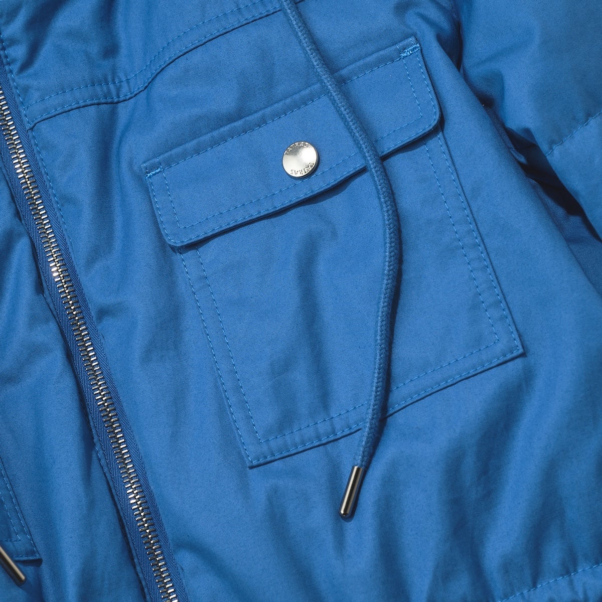 タトラスのシレーネ ダウンジャケット 胸元