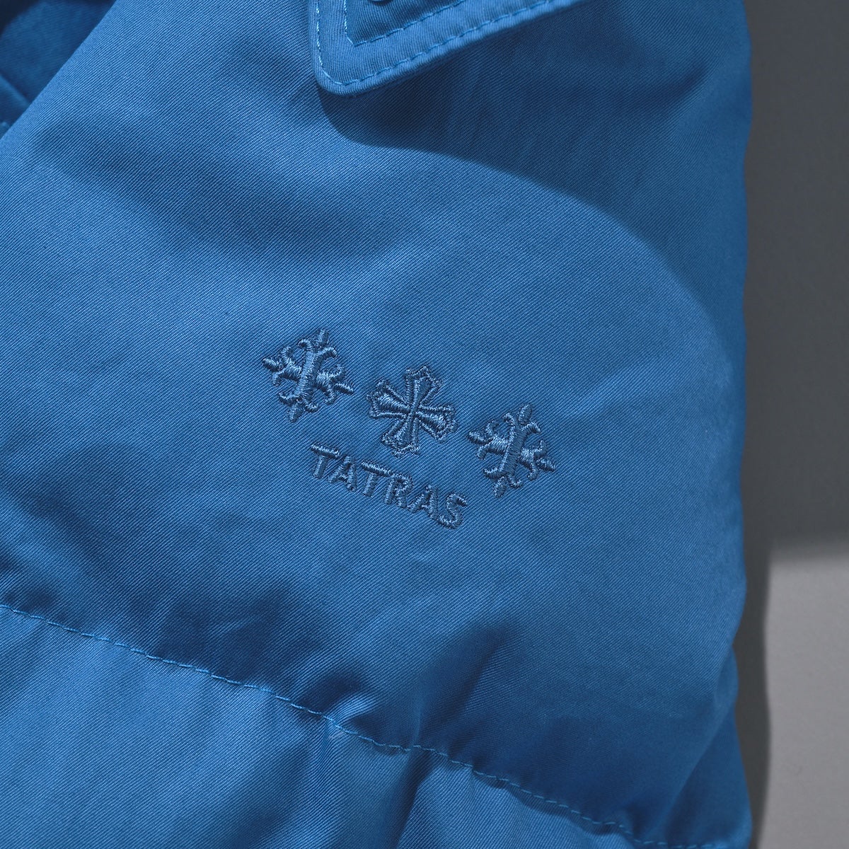 タトラスのシレーネ ダウンジャケット ブランドロゴ