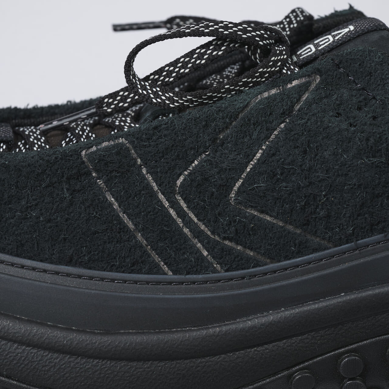 エディターが愛用するKEEN(キーン)の黒スニーカー「ケーエス ミノ」のサイド寄り