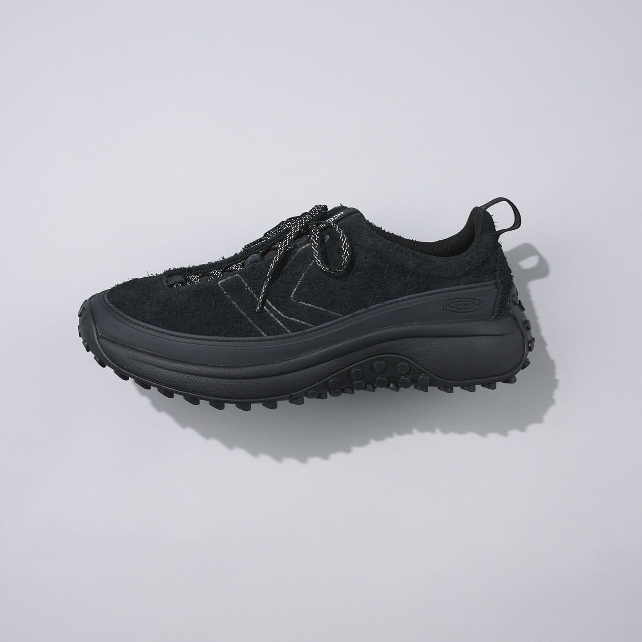エディターが愛用するKEEN(キーン)の黒スニーカー「ケーエス ミノ」のサイド引き