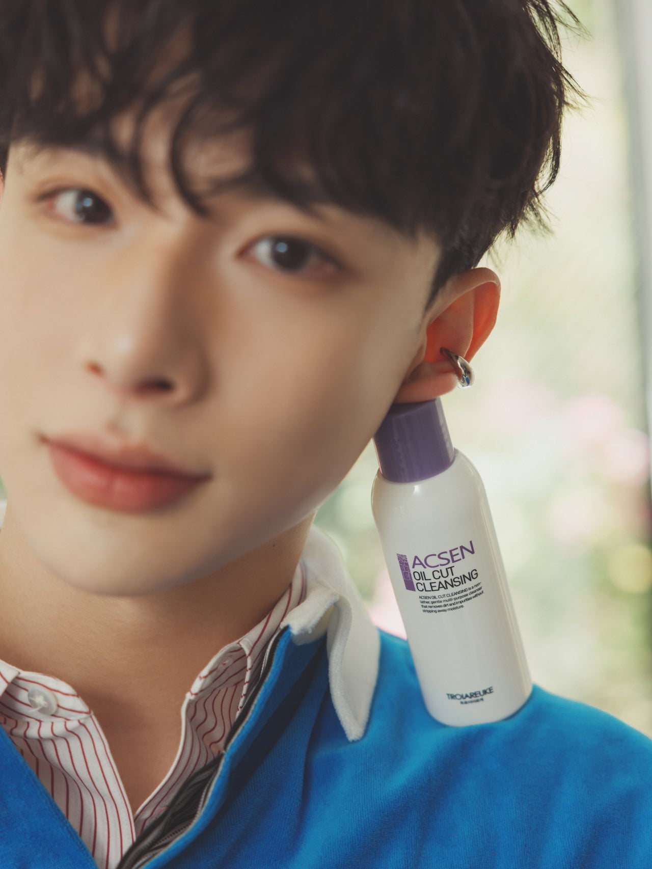 トロイアルケの「オイルカットクレンジング」を肩にのせるよしあき（よしミチch）さん