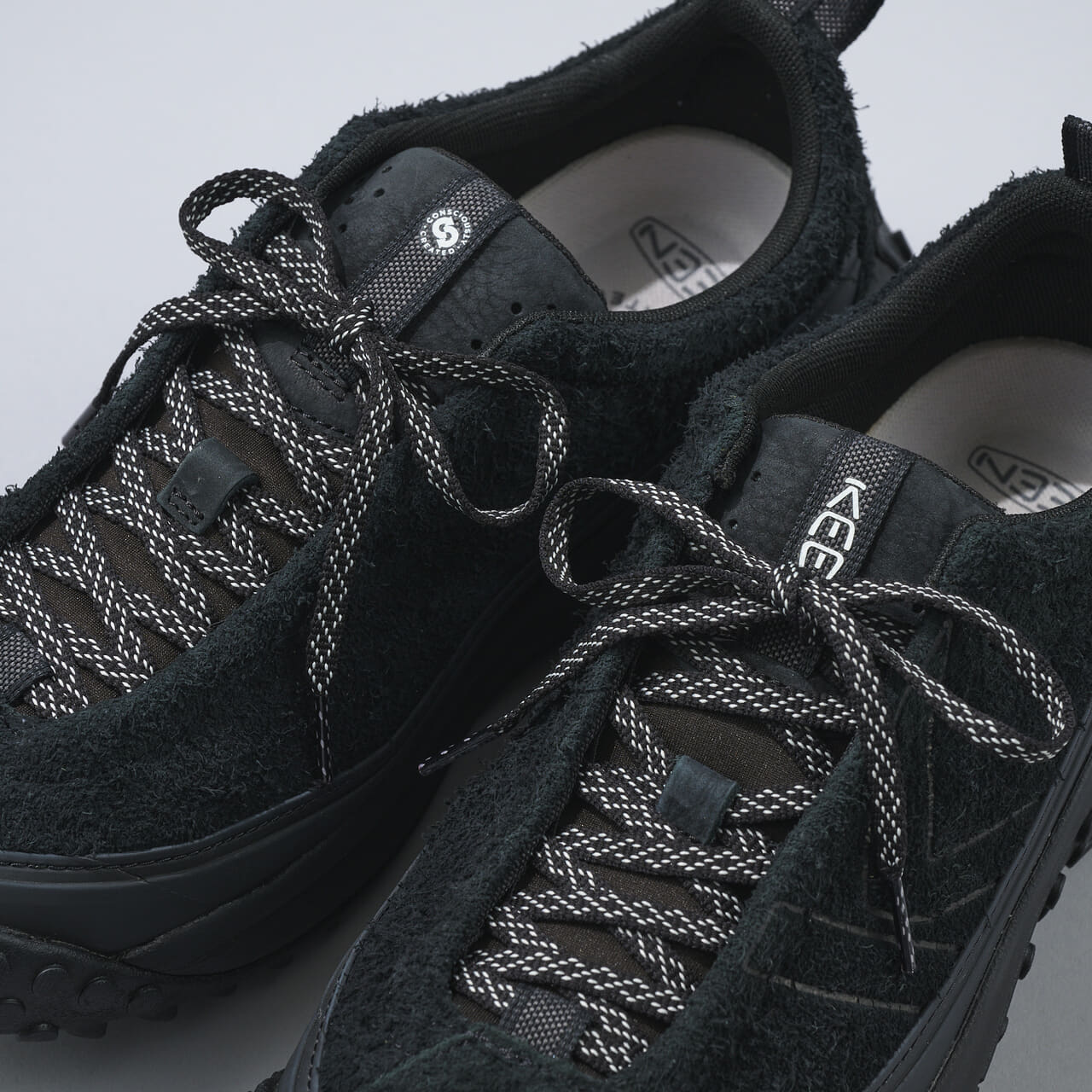 エディターが愛用するKEEN(キーン)の黒スニーカー「ケーエス ミノ」のシューレース