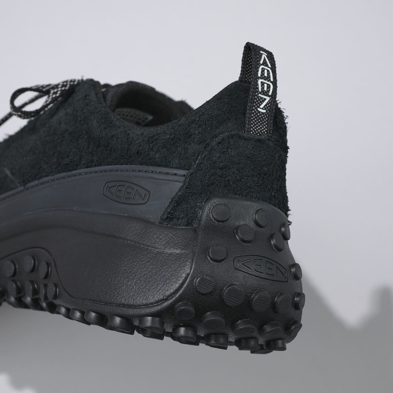 エディターが愛用するKEEN(キーン)の黒スニーカー「ケーエス ミノ」のヒール寄り