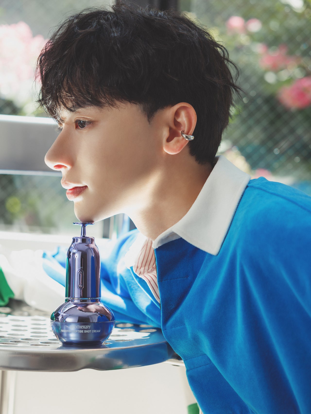 メディテラピーの「インモトックス小顔リフトアップペプチドショットクリーム」を顔に当てるよしあきさん &吸引ジェット