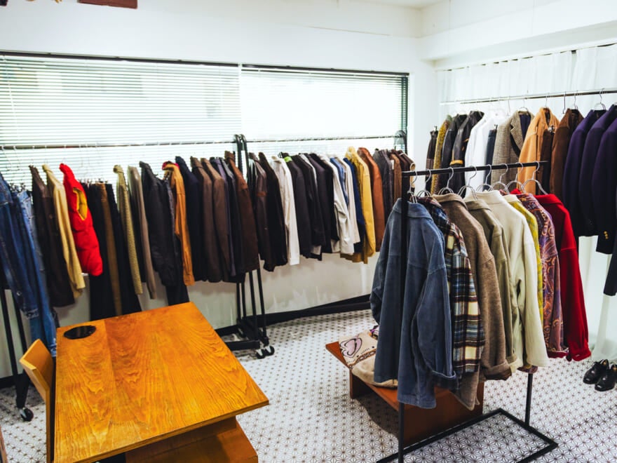 メモリーメメントリメンバランスの店内。ラックが並んでいる。