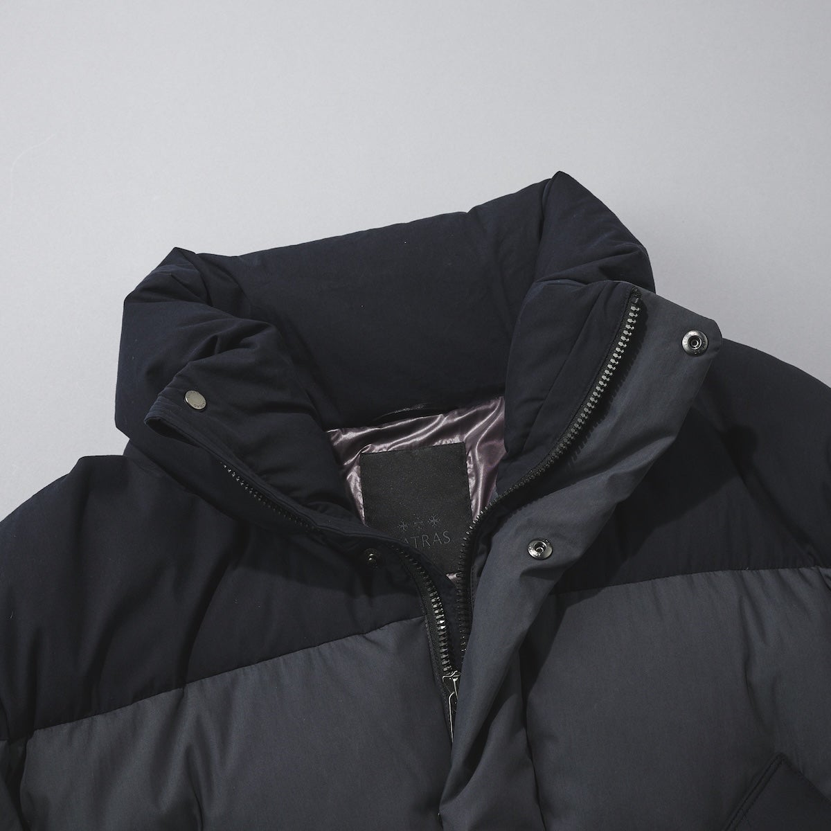 タトラスのAILANTO アイラント ダウンジャケット 襟元