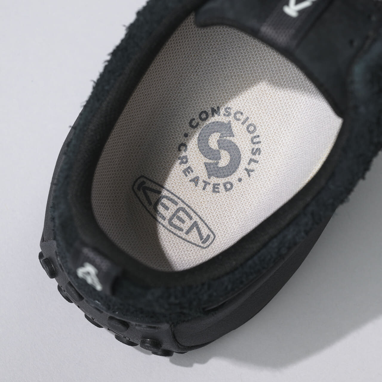 エディターが愛用するKEEN(キーン)の黒スニーカー「ケーエス ミノ」のインソール