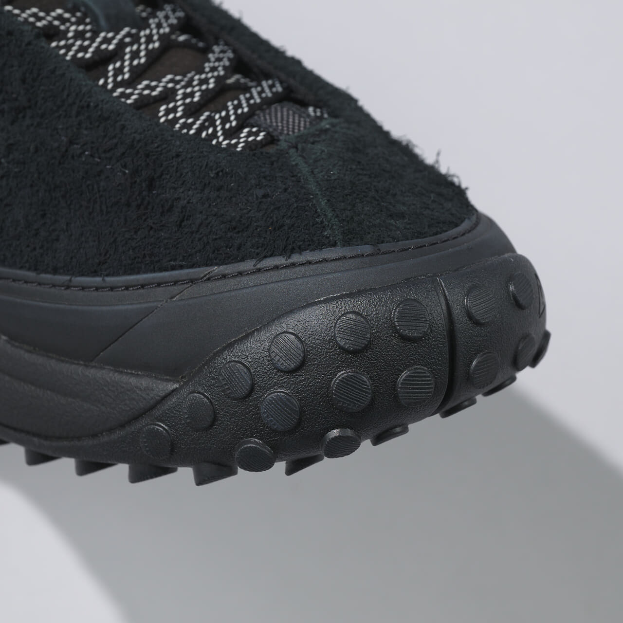 エディターが愛用するKEEN(キーン)の黒スニーカー「ケーエス ミノ」のトゥ