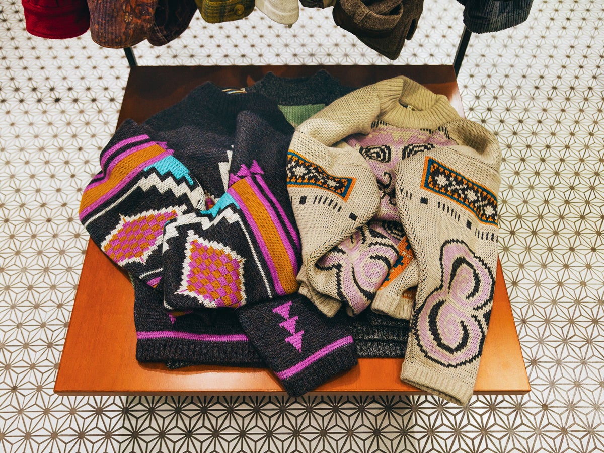 メモリーメメントリメンバランスの店内ディスプレイ。オックスボウのセーターが置かれている。