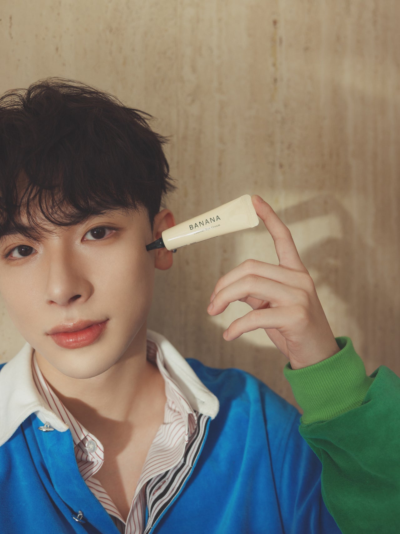 シャイシャイシャイの「バナナコンシールアイクリーム」を手に持つよしあきさん