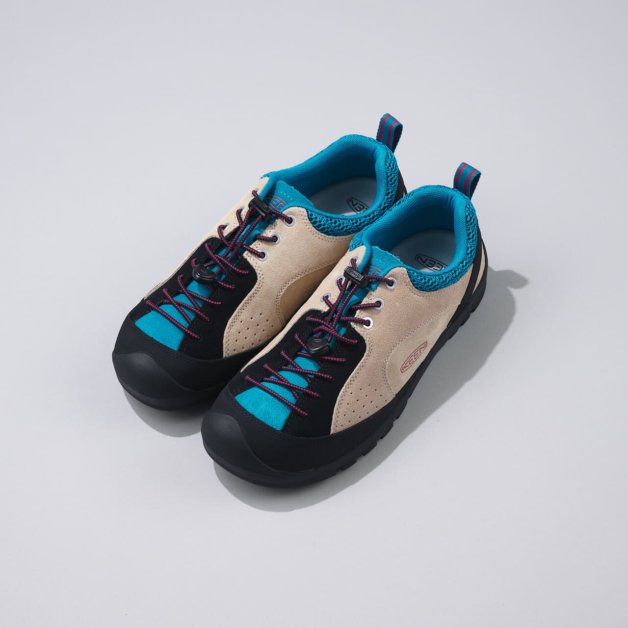 エディターが愛用するKEEN(キーン)のスニーカー「ジャスパー ロックス エスピー」の斜め