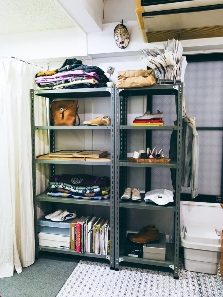 メモリーメメントリメンバランスの店内。シェルフが置かれている。