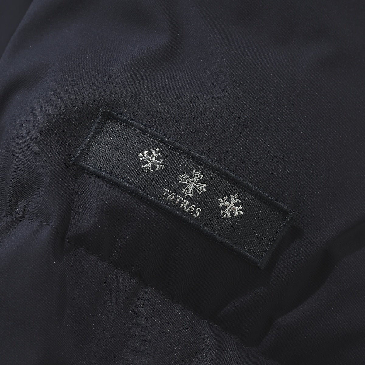 タトラスのグラミ ダウンジャケットのブランドタグ