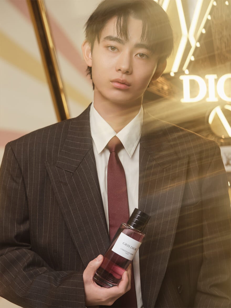 ディオールの香水「グリ ディオール」を手に持つ俳優でメンズノンノモデルの豊田裕大