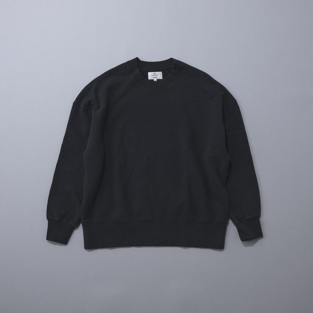 エディターが愛用するスタジオ ニコルソンとビームス プラスのネイビースウェット