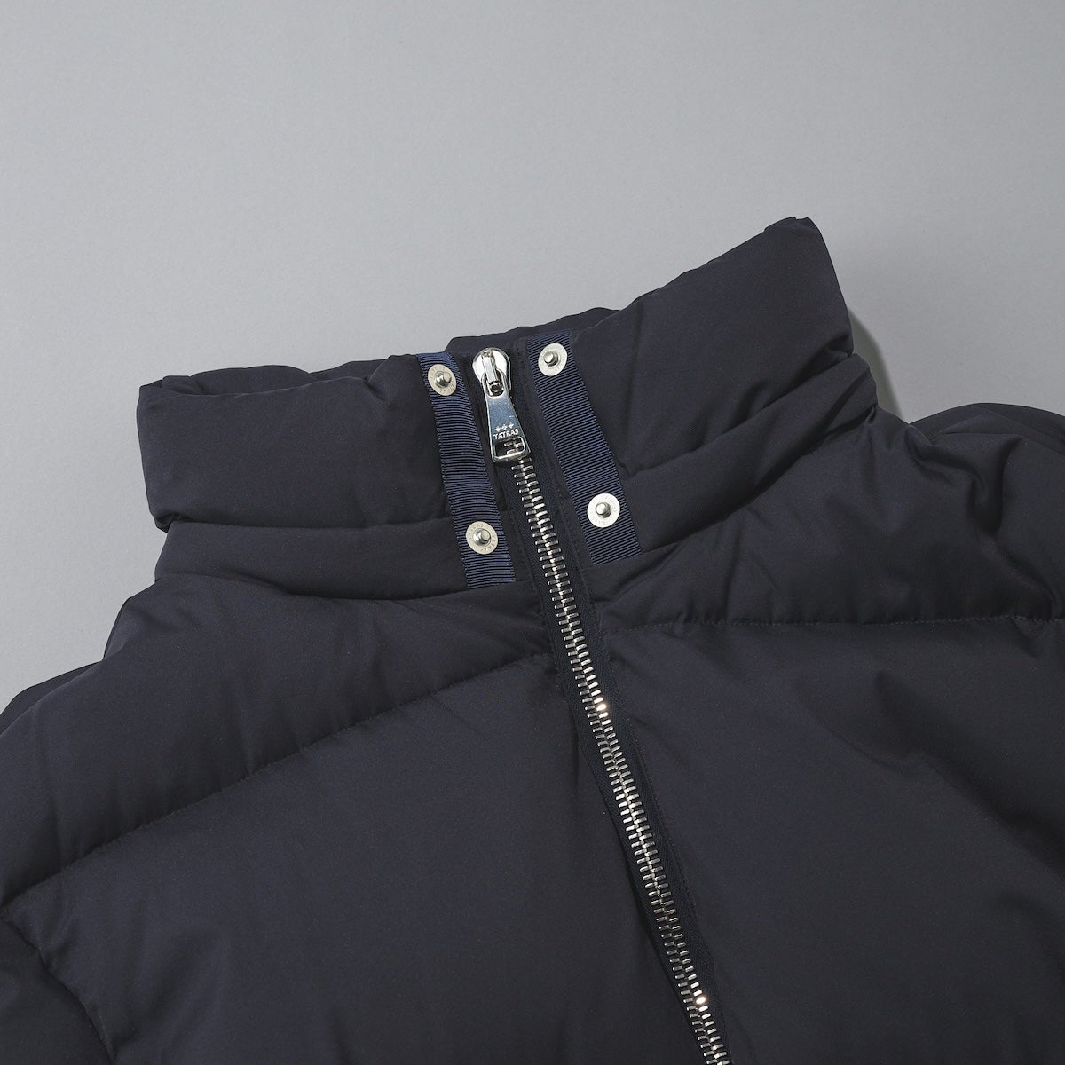 タトラスのグラミ ダウンジャケットの襟元