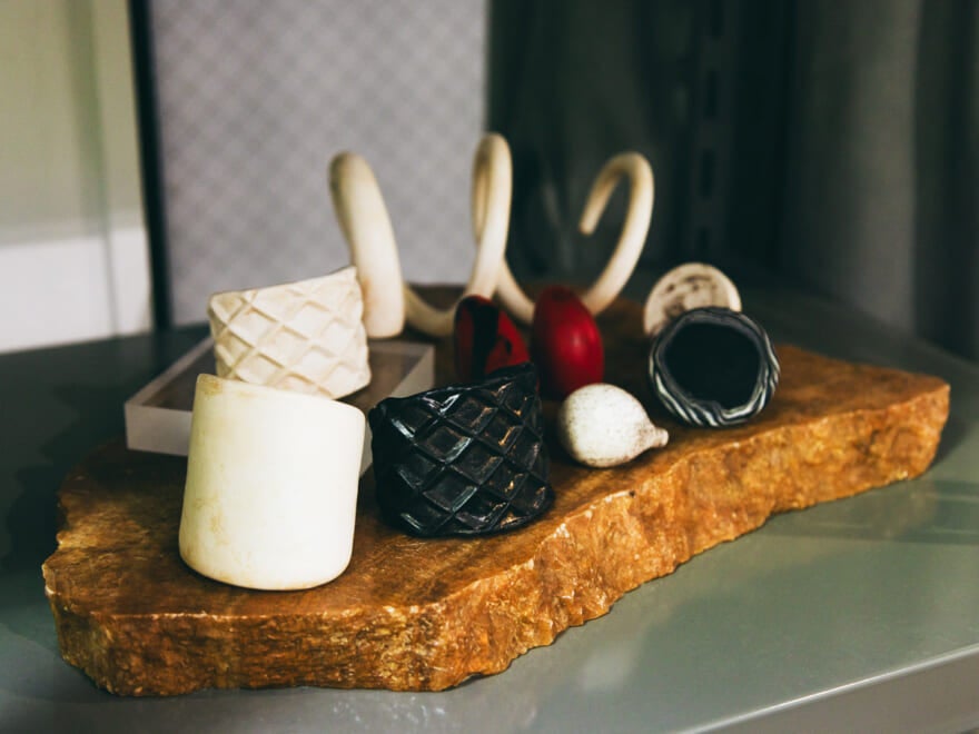 メモリーメメントリメンバランスのラック。アクセサリーが置かれている。