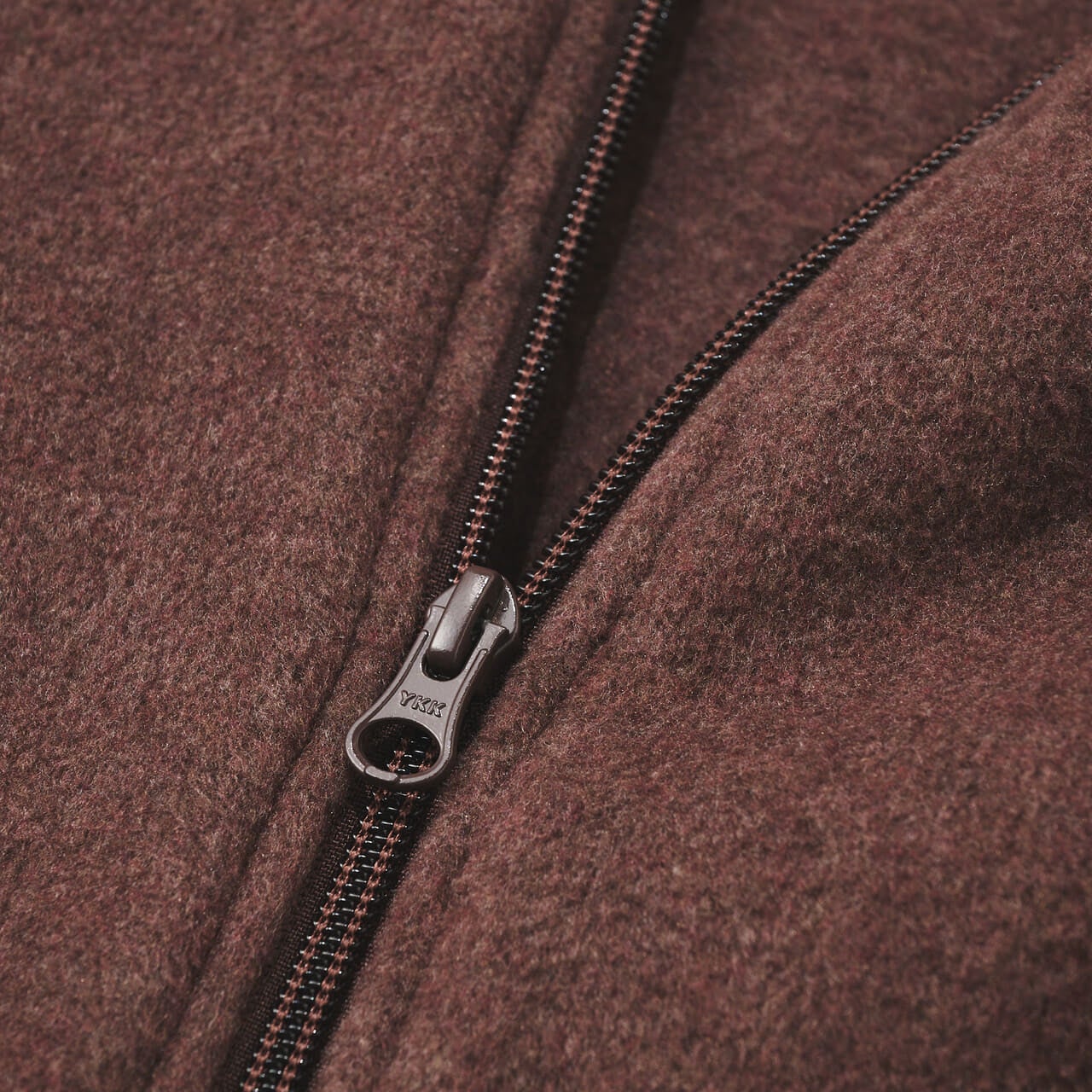 チャンピオンとビームスのコラボフリースジャケットのジップ