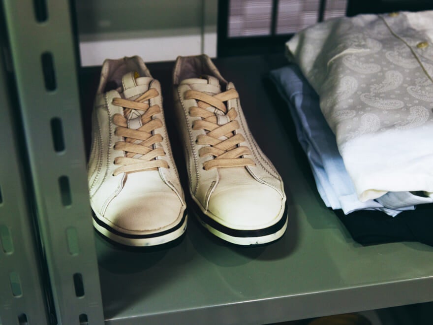 メモリーメメントリメンバランスの店内シェルフのアップ。スニーカーが置かれている。