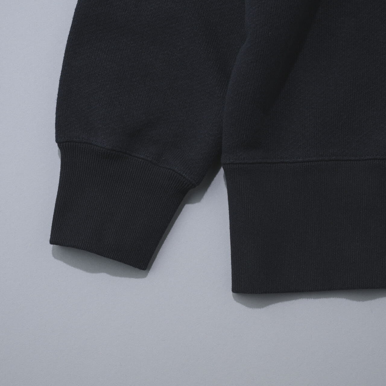 エディターが愛用するスタジオ ニコルソンとビームス プラスのネイビースウェットの袖