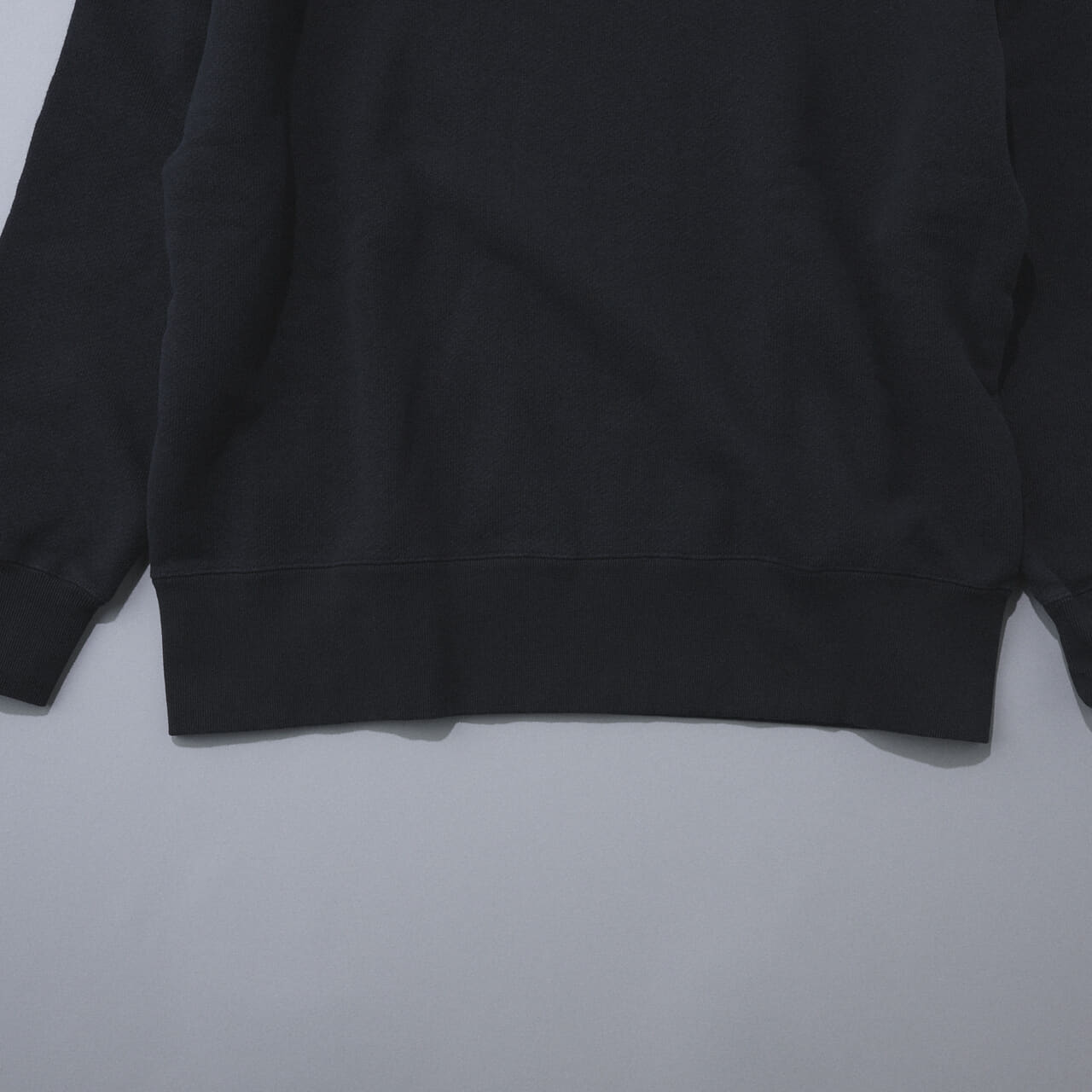 エディターが愛用するスタジオ ニコルソンとビームス プラスのネイビースウェットの裾