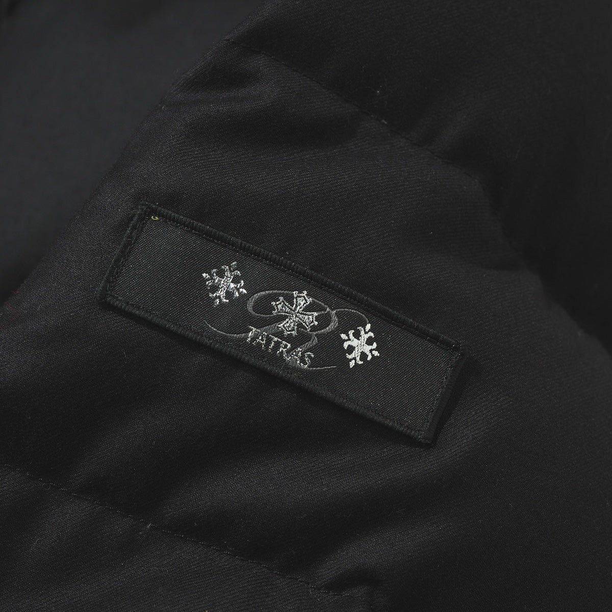 タトラスのドミッツィアーノ ダウンジャケット ブランドタグ