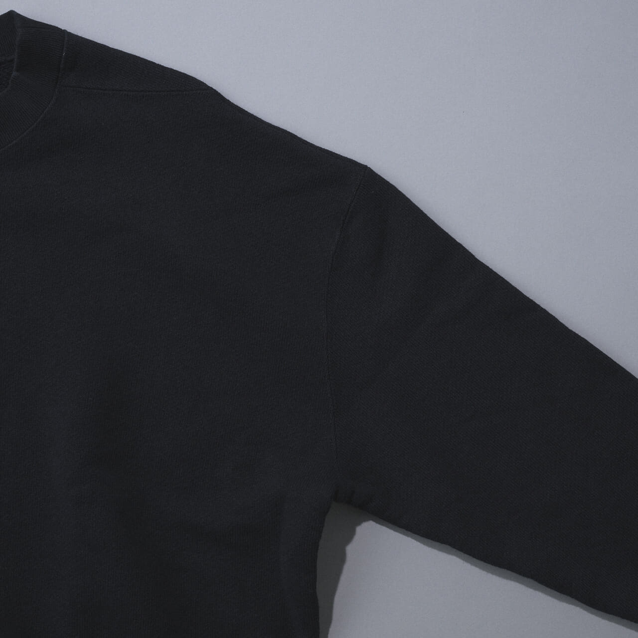 エディターが愛用するスタジオ ニコルソンとビームス プラスのネイビースウェットの肩回り